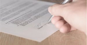 Aumento canone locazione: è nullo il patto col quale le parti di un contratto di locazione di immobili, anche se ad uso non abitativo, concordino occultamente un canone superiore a quello dichiarato e registrato