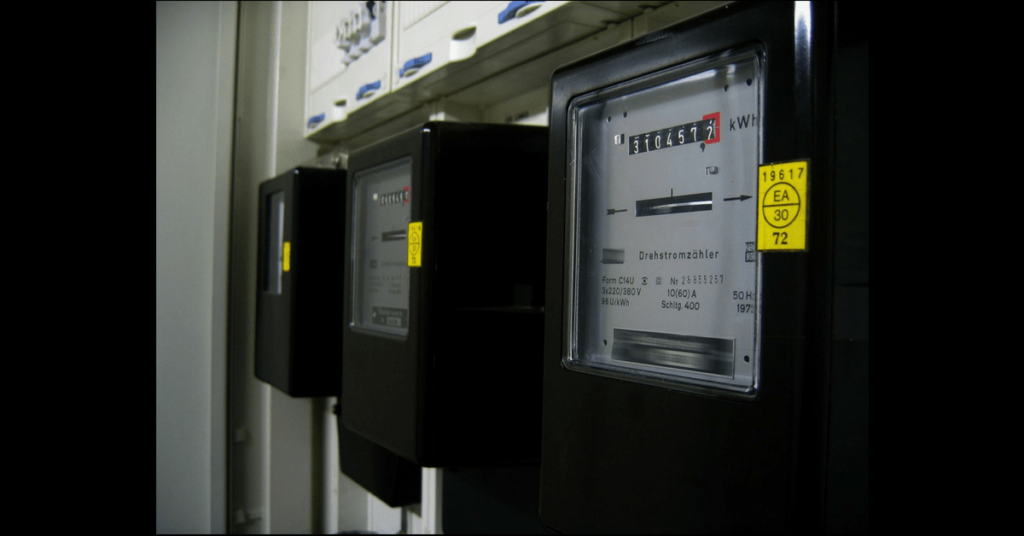 Nei contratti di somministrazione di utenze (energia elettrica, gas, ecc.), in caso di contestazione dei consumi rilevati mediante contatori, come viene ripartito l'onere della prova tra cliente e fornitore?