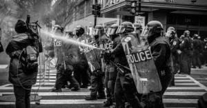 Il Tribunale di Piacenza ha ammesso la costituzione di parte civile del Comune in un processo che vede imputate più persone per resistenza a pubblico ufficiale e lesioni personali aggravate per fatti commessi durante un corteo di protesta nelle vie cittadine.