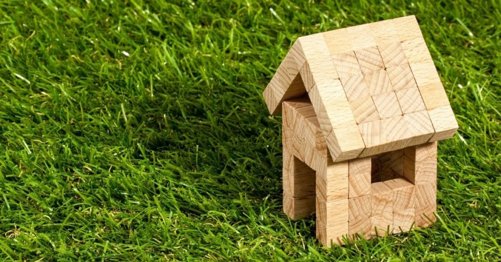 A chi spetta la proprietà di una costruzione realizzata dai coniugi in regime di comunione dei beni sul terreno di proprietà esclusiva di uno di essi?