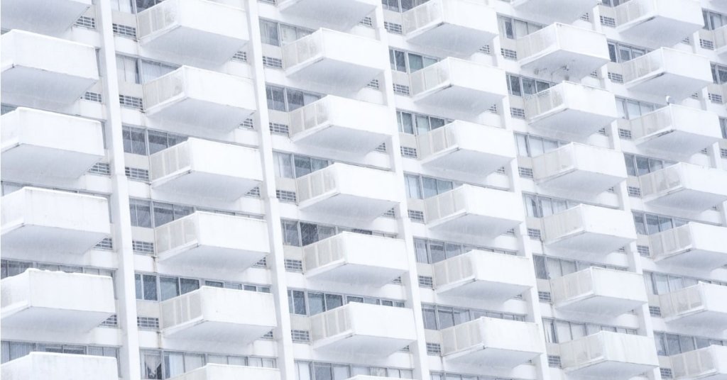 I balconi in condominio non sono beni comuni e le spese di rifacimento degli stessi non possono essere ripartite tra tutti i condomini.