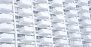 I balconi in condominio non sono beni comuni e le spese di rifacimento degli stessi non possono essere ripartite tra tutti i condomini.