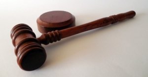 particolare tenuità del fatto rilevabile d'ufficio nel giudizio di merito e anche d'appello