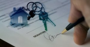 Vendita di immobili, il contratto è valido se vi è la dichiarazione degli estremi del titolo urbanistico a prescindere dalla difformità della costruzione